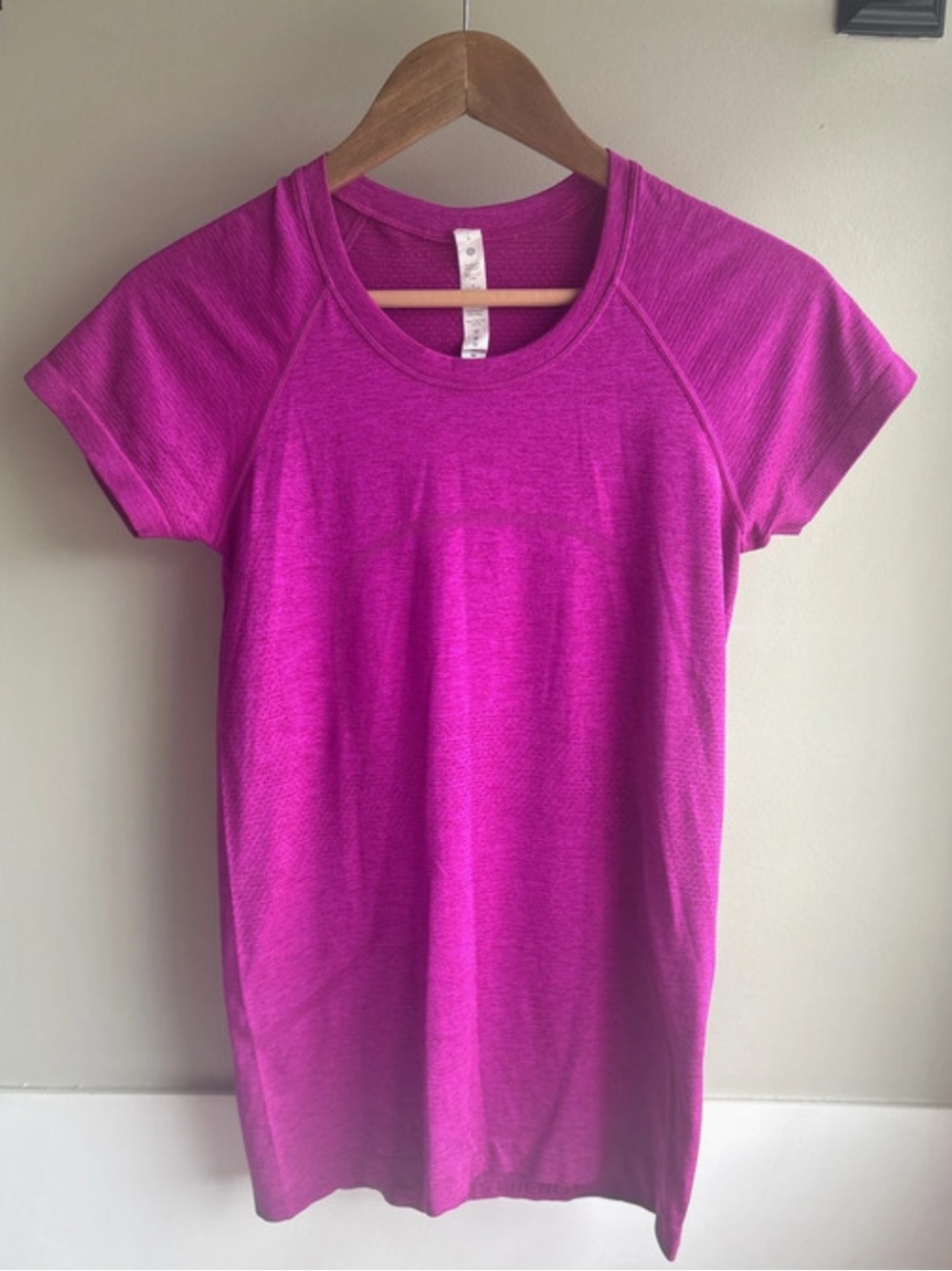 lululemon athletica Short Sleeve Tee - Fuchsia/Vivid Plum Size 6